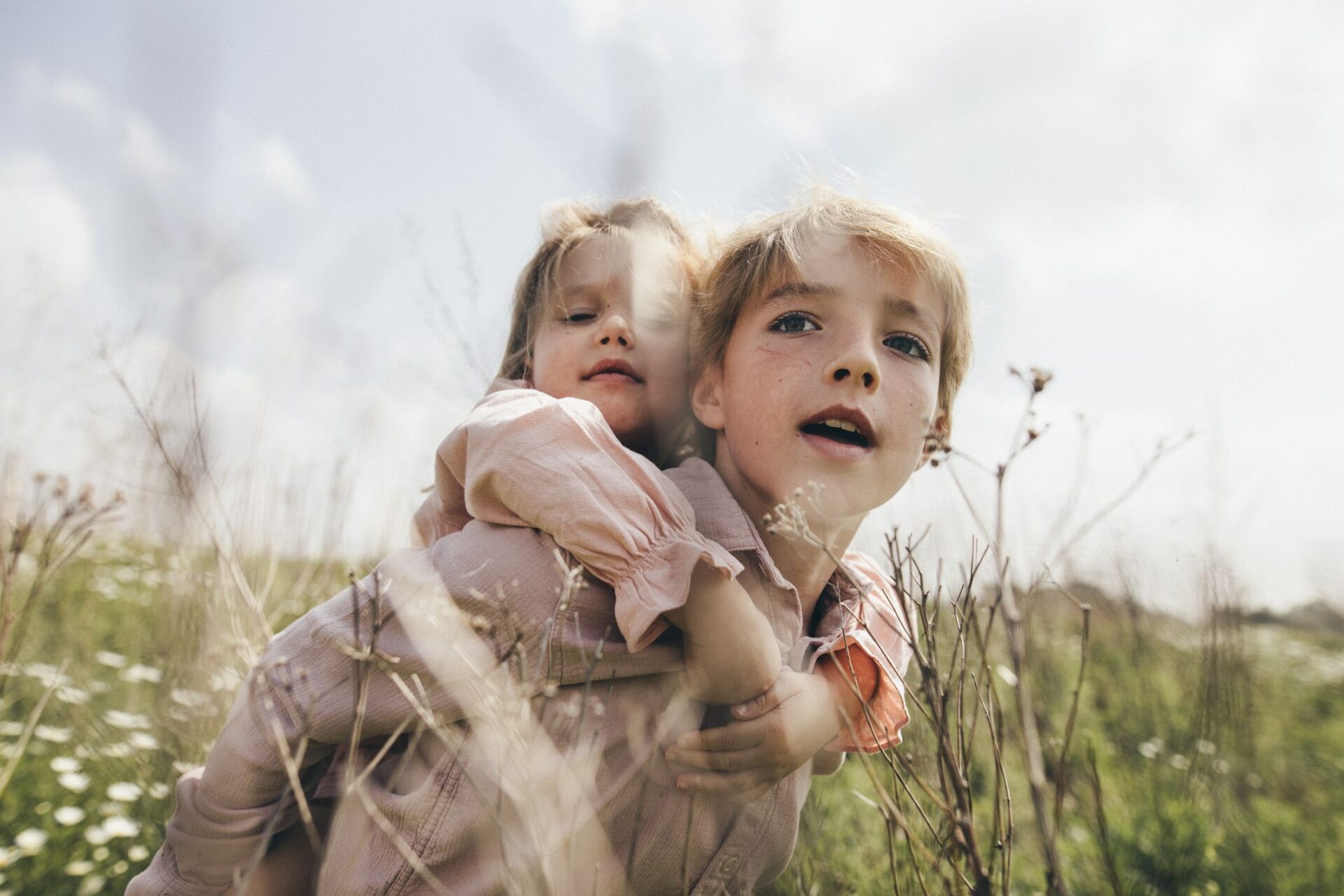 Fotografie von zwei Kindern in der Natur symbolisierend für die zukünftigen Bewohner im Limmattal