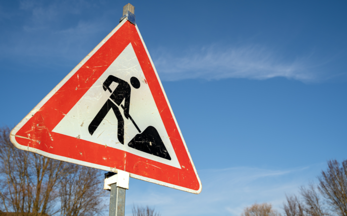 Fotografie eines Schilds, welches Bauarbeiten signalisiert
